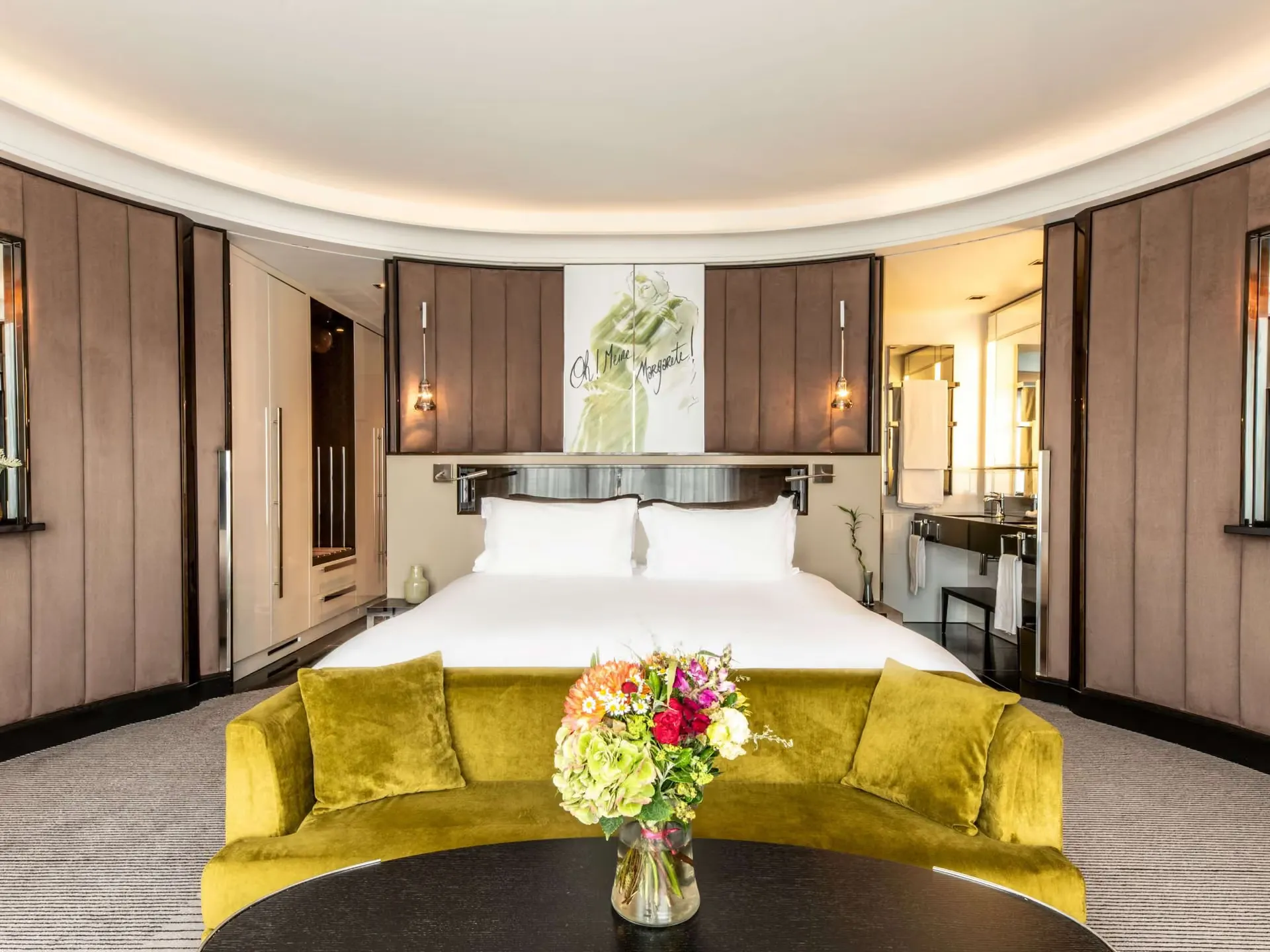 Atrium resort orientation and central hall